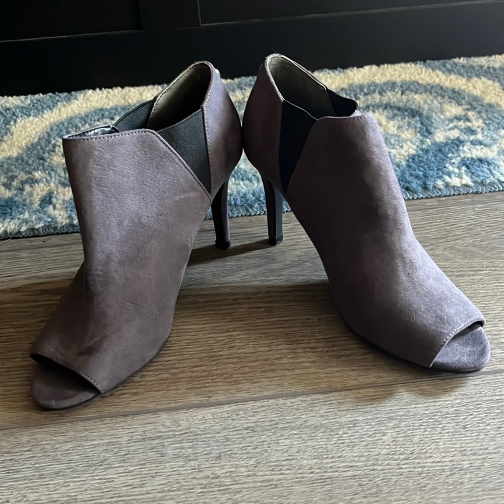 Women's Unisa Gray Saffyre Peep Toe Ankle Booties Size 6M